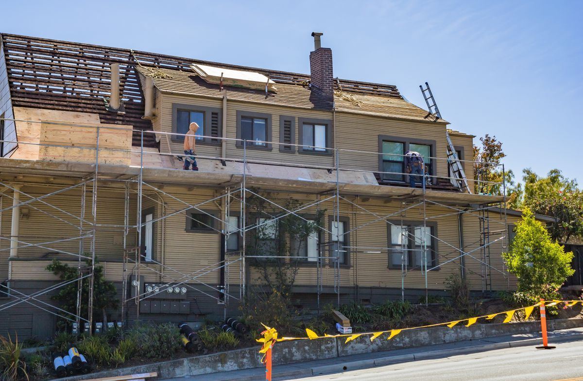 Maison en cours de rénovation de toiture avec échafaudage